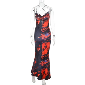 Détail d'une robe dos nu à imprimé abstrait rouge et noir avec texture satinée élégante