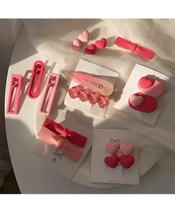 Détail de pince à cheveux cœur doux rose avec jolis nœuds et formes pour les femmes.