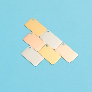 Étiquettes rectangulaires en métal poli en or, or rose et argent sur fond bleu