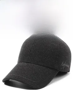 Dettaglio del cappello da baseball invernale grigio scuro con ricamo a lettere bianche
