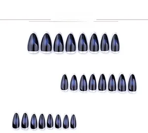 Détails d'ongles dégradés bleu foncé avec bordure argentée de forme amande chic