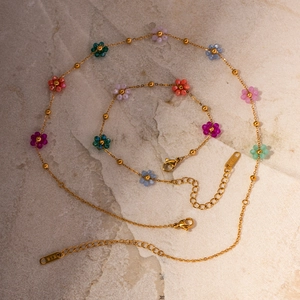 Détail de la chaîne plaquée or 18 carats avec fleurs en perles colorées et fermoir mousqueton