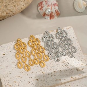 Orecchini a goccia con placcatura in oro 18 carati e argento e texture martellata