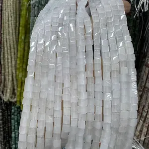 Détail macro de perles carrées en pierre naturelle blanche translucide pour bijoux DIY