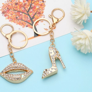 Ensemble de porte-clés à talons hauts et lèvres en cristal brillant avec métal doré poli