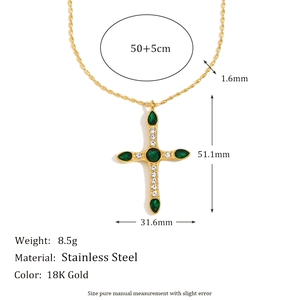 Collier croix en acier inoxydable plaqué or 18 carats avec zircon vert et perles