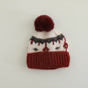 Dettaglio del cappello in maglia Fair Isle per bambini con pompon e motivo jacquard