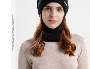 Nahaufnahme eines schwarzen Strickmützen- und passenden Halswärmer-Sets für Damen