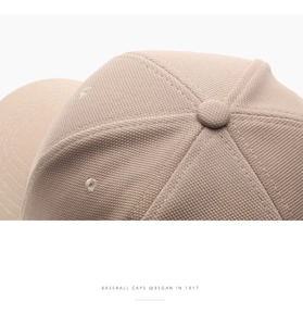 Detail van de bovenkant van de baseballpet met stiksels, ogen en ademende stof
