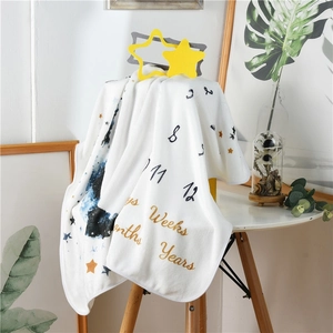 Detail der weichen Baby-Meilensteindecke aus Flanell mit Stern- und Mond-Fotodesign