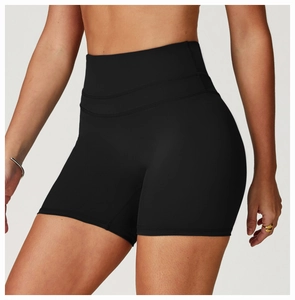 Détail du short de yoga noir taille haute avec triple couture à la ceinture élastique