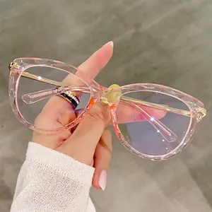 Occhiali anti luce blu cat-eye con montatura rosa trasparente e stanghette in oro