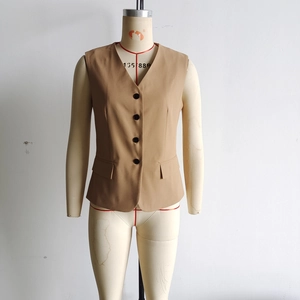 Detail der khakifarbene V-Ausschnitt Weste mit vier schwarzen Knöpfen und Taschenklappen auf Mannequin