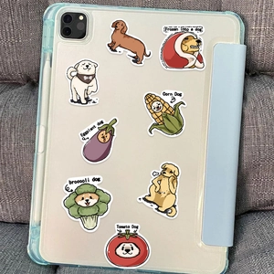 Nahaufnahme einer transparenten iPad-Hülle mit niedlichen Hunde-Stickern auf dem Sofa