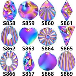 Pendentifs géométriques en acier inoxydable plaqué arc-en-ciel en 12 formes assorties
