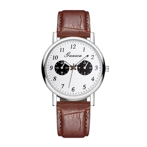 Vue détaillée d'une montre à quartz argentée pour homme avec cadran blanc et cuir
