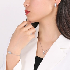 Gros plan d'une parure élégante en argent avec collier et bracelet portés par un mannequin
