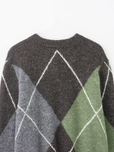 Détail de la texture en maille losange brossée et de l'encolure en gris anthracite et sauge