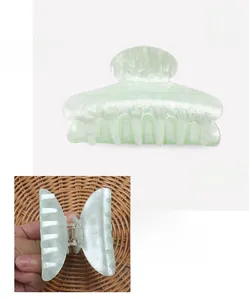 Détail de la pince à cheveux en acrylique marbré vert clair, taille 8,3x4,9cm et poids 21,3g