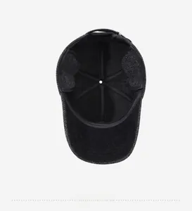 Vue détaillée de l'intérieur de la casquette d'hiver avec doublure polaire et protège-oreilles