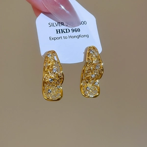 Détail de boucles d'oreilles goutte en argent S925 avec cristaux et plaqué or