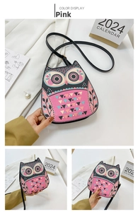 Détail du sac bandoulière hibou avec motif rose et noir et texture en similicuir PU