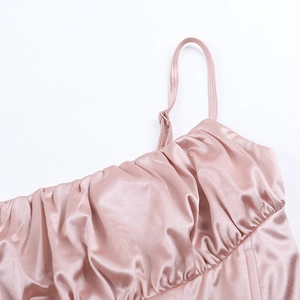 Dettaglio del top sottoveste in raso rosa con scollo arricciato e spalline sottili
