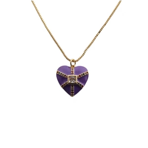 Détail du collier plaqué or avec pendentif coeur violet et accents de zircons colorés
