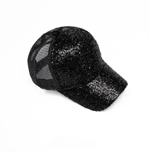 Détail de vue de dessus d'une casquette noire à paillettes avec dos en maille respirante
