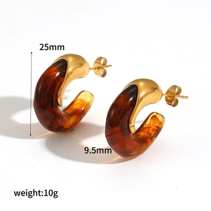 Chic 25mm C-shaped amber resin and gold-plated stainless steel hoop earrings for women