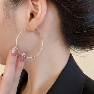 Gros plan d'une grande créole dorée avec diamants sur un mannequin pour le quotidien