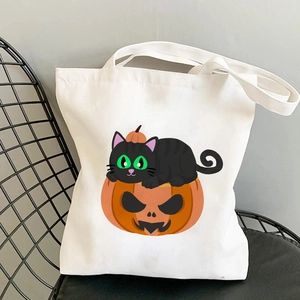 Détail du sac cabas en toile Halloween avec imprimé d'un chat noir et d'une citrouille