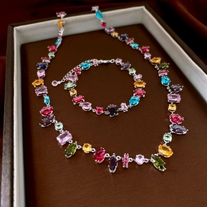 Detail eines Sets aus buntem Edelstein-Halskette und Armband in Schmuckschatulle