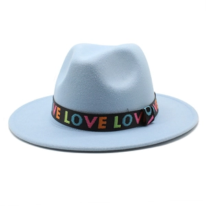 Détail du chapeau fedora bleu clair avec ruban brodé LOVE sur le bord large