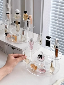Detailansicht eines mehrstöckigen klaren Acryl-Displayständers für Parfum-Sammlungen