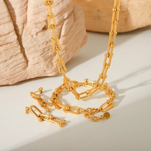Ensemble collier, bracelet et boucles d'oreilles dorés à maillons en U sur base de pierre