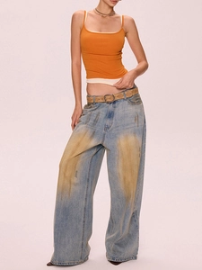 Détail du débardeur orange à double épaisseur avec un jean en denim vintage