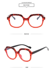 Dettaglio degli occhiali quadrati TR anti luce blu con motivo pietra rossa e stile retrò