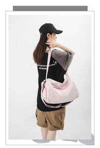 Sac de sport rose spacieux en nylon pour fitness et voyage porté par un mannequin