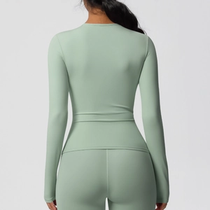 Détail de l'ensemble de yoga vert sauge montrant la coupe moulante et le dos du vêtement