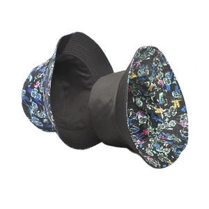 Chapeau bob réversible avec face noire unie et motif floral bleu sarcelle pour le plein air