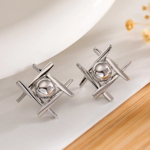 Orecchini geometrici d'argento con design a sfera in metallo lucido minimalista