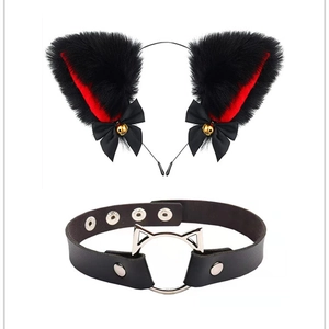 Détail de serre-tête oreilles de chat en peluche avec collier en similicuir noir et rouge