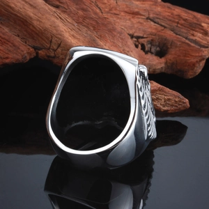 Macro d'une bague tête de loup argentée avec texture punk sur base miroir