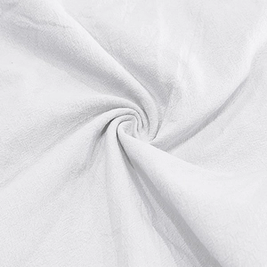 Macro-detail van ademende witte linnen hemdstof met natuurlijke textuur en weefpatroon