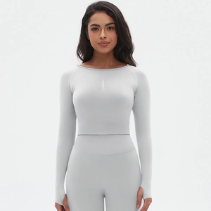 Détail de l'ensemble de yoga gris clair sans couture avec passe-pouces et texture