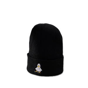Détail de la broderie canard mignon sur un bonnet en tricot noir pour l'automne-hiver