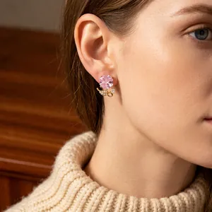 Boucles d'oreilles fleurs en zircon rose plaqué or avec diamants blancs brillants