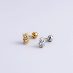 Détail de boucles d'oreilles dorées et argentées avec zircone poire et fermoir à vis