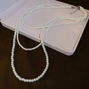 Elegante collana di perle multistrato con perle tonde e chiusura in argento sul vassoio